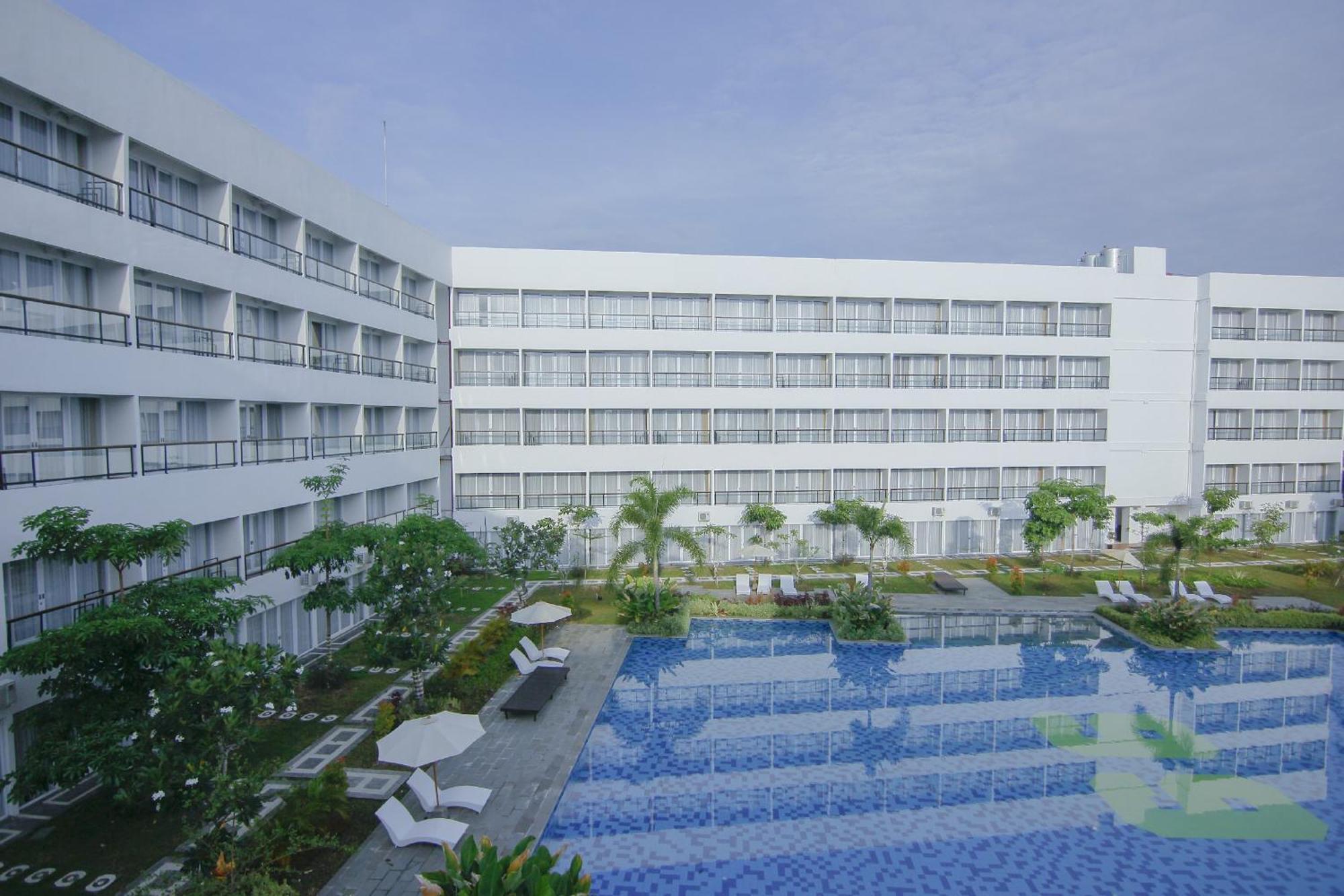 Raja Hotel Kuta Mandalika Resort & Convention Exterior foto